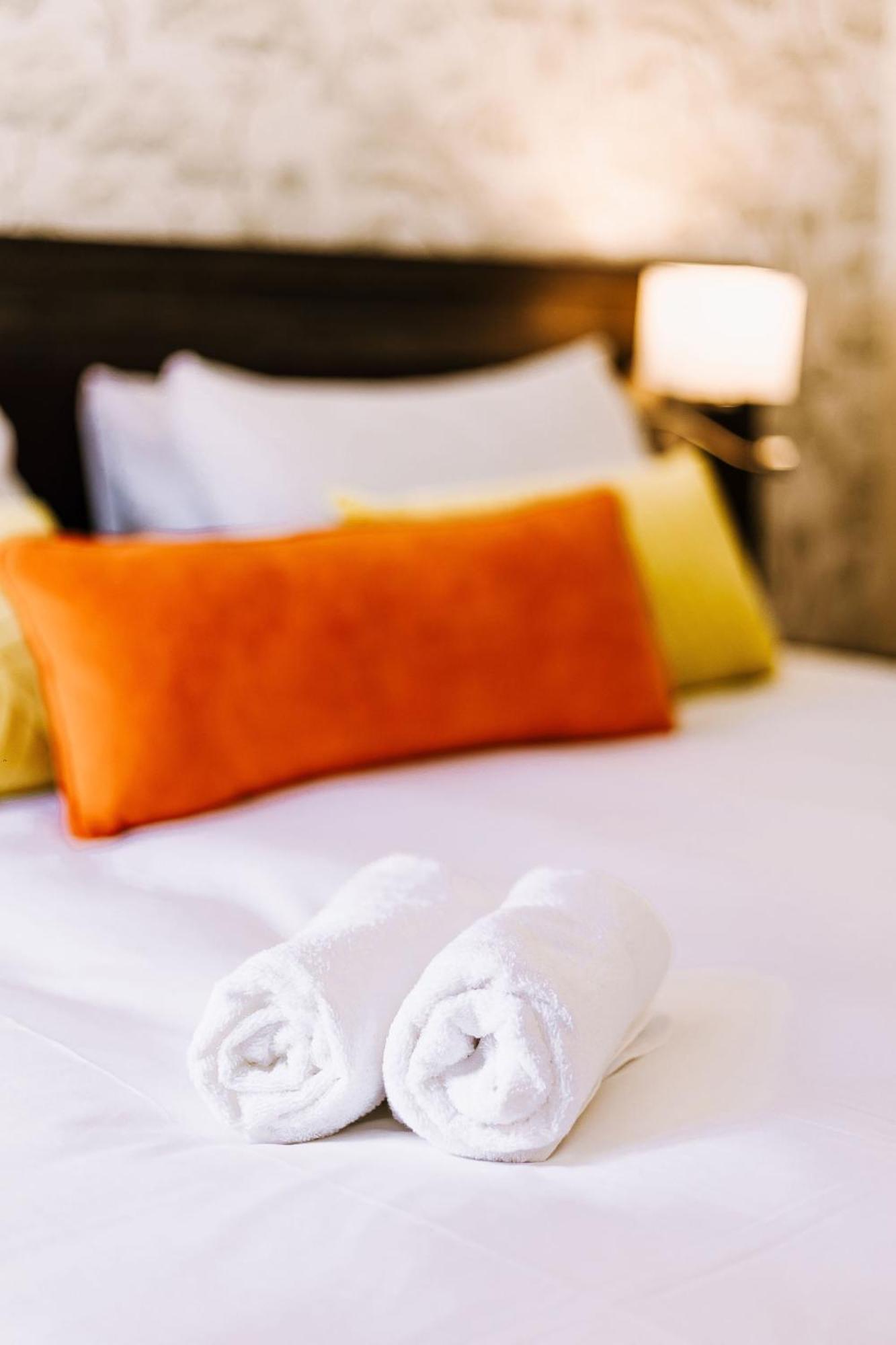 The Bull Hotel Стоуні-Стратфорд Екстер'єр фото